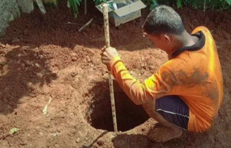 Pekerja sedang menggali sumur secara manual di area Bantul Yogyakarta