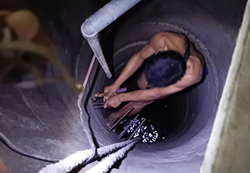 Tukang sumur menggunakan alat tradisional untuk menggali sumur di Gunung Kidul