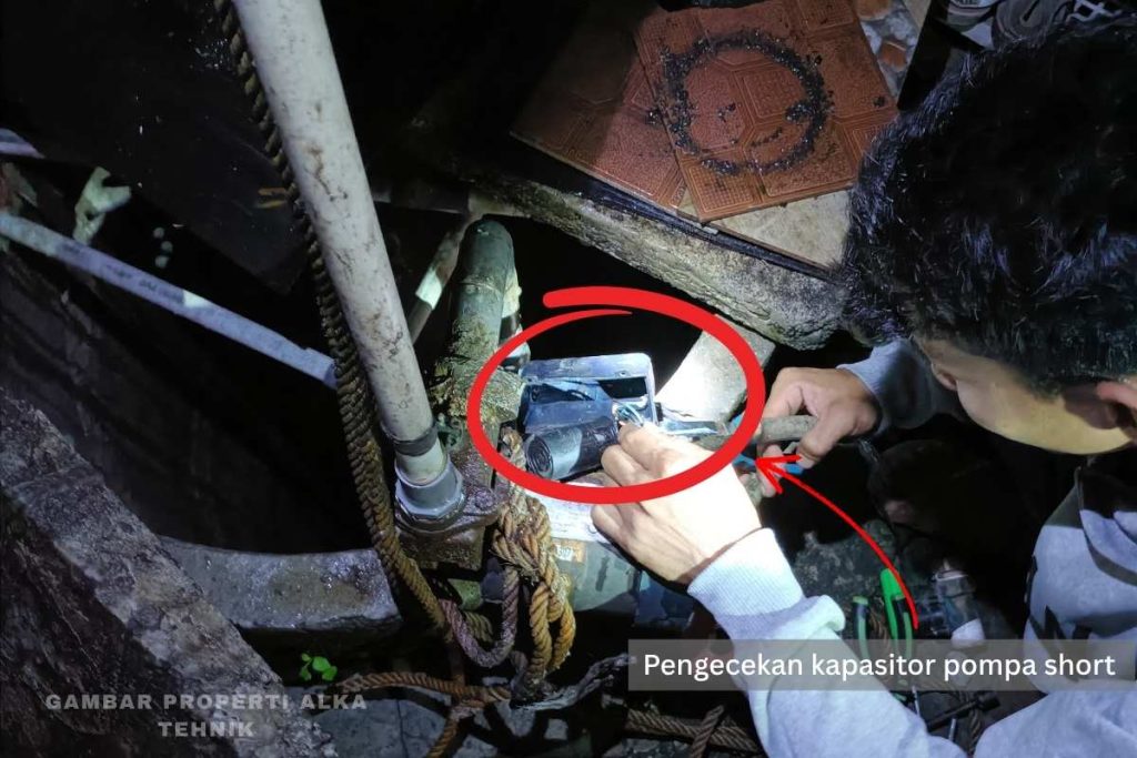 eknisi Alka Tehnik sedang memperbaiki pompa air di rumah pelanggan di Jogja.