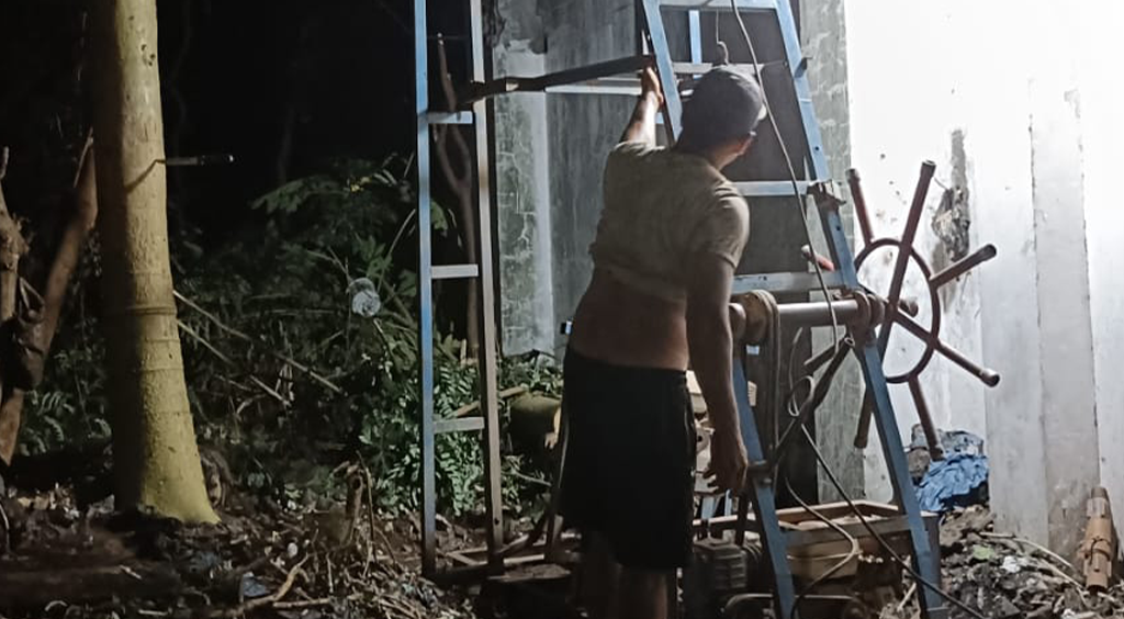 tukang sumur bor melakukan pekerjaanya