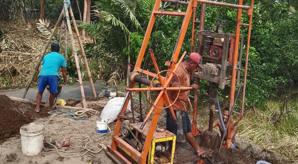 pengeboran sumur di tanah yang keras